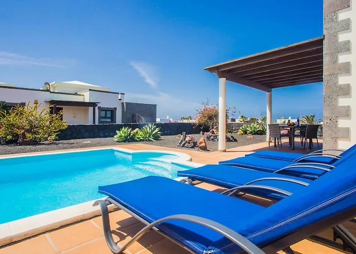 Eslanzarote Villa Eleonor, Super Wifi, Heated Pool, Sat Tv