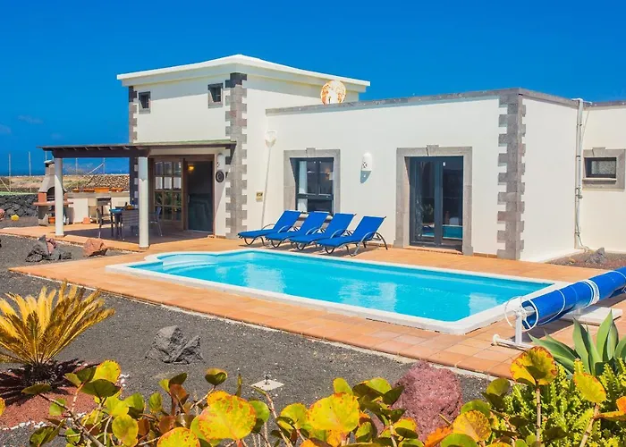 Eslanzarote Villa Eleonor, Super Wifi, Heated Pool, Sat Tv